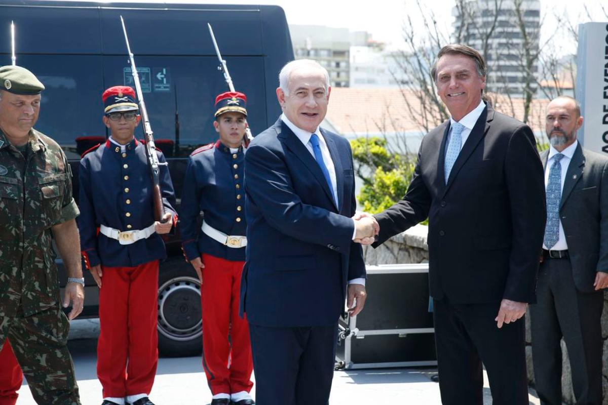 O presidente eleito Jair Bolsonaro recebe a visita do primeiro-ministro de Israel, Benjamin Netanyahu, em Copacabana. | Fernando Frazão/Agência Brasil
