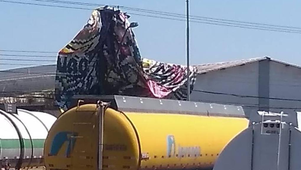 Queda de balão causou medo em motoristas de caminhões-tanque estacionados perto da distribuidora de combustíveis em Araucária | Guarda Municipal de Araucária/Divulgação