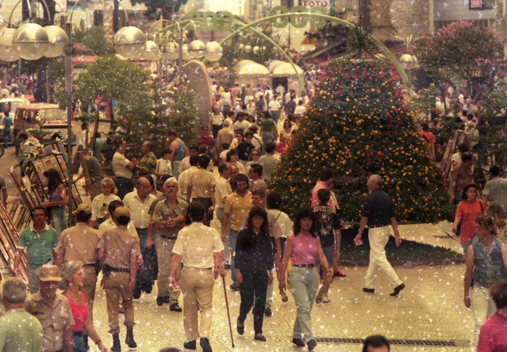 Calçadão da XV decorado no Natal de 1992. | João Bruschz /Gazeta do Povo