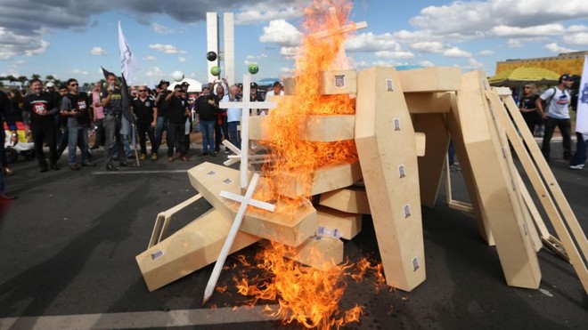 Protesto de servidores públicos em frente ao Congresso em abril de 2017: tentativa de reforma da Previdência do governo Temer sofreu forte resistência do funcionalismo. | Fabio Rodrigues Pozzebom/Agência Brasil