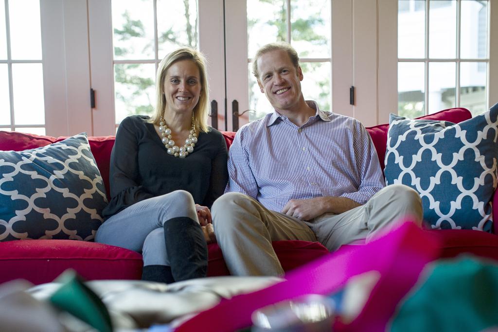 Ashley e Richard Perkin, fundadores da Gells, na residência deles em Southport, Connecticut, EUA. Eles fazem acessários e doam uma parte das vendas para causas locais. | GREGG VIGLIOTTI/NYT