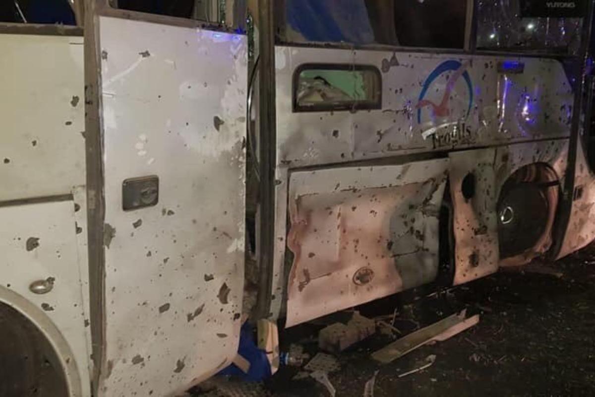Os danos causados pela bomba ao ônibus de turistas no Egito nesta sexta-feira, 28 de dezembro | Reprodução / Twitter / Egypt Defence Review