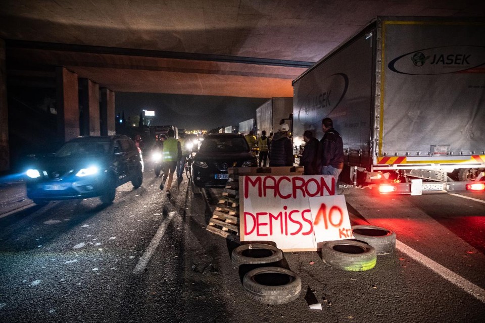Barricada dos membros do movimento popular "coletes amarelos" em uma rodovia durante um protesto contra os custos dos combustíveis em Narbonne, na França | Balint Porneczi/Bloomberg