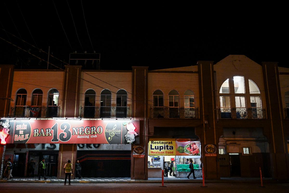 O hotel, que fica sobre um clube fechado, normalmente abriga pessoas deportadas dos EUA. Hoje ele também é lar daqueles que viajaram com a caravana de migrantes | Carolyn Van Houten / The Washington Post