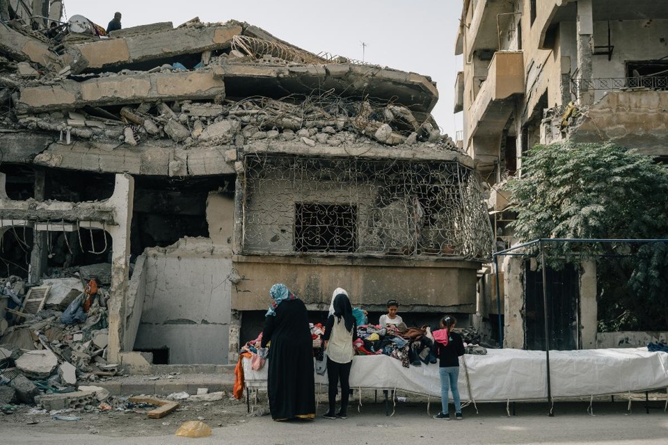 Roupas usadas são vendidas em uma banca em Raqqa, onde sinais de vida voltaram a alguns bairros | Alice Martins / The Washington Post