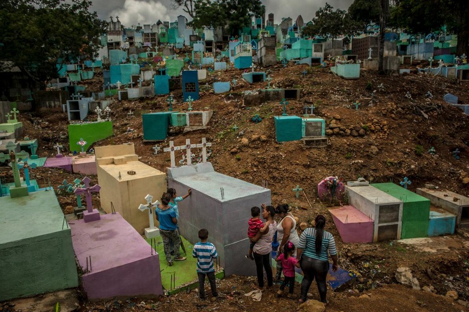 A família Ayala visita os túmulos de três parentes assassinados pela gangue MS-13 | MERIDITH KOHUT / 
NYT