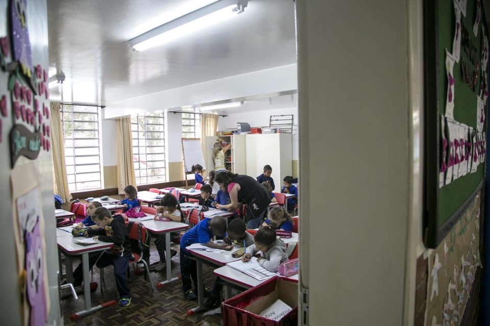 O Brasil investe apenas US$ 3.762, menos de metade da média dos países da OCDE | Marcelo Andrade/Gazeta do Povo