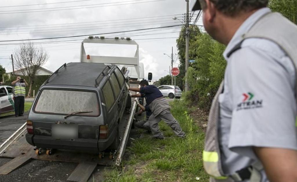 Carro abandonado é guinchado pela Setran: além de multa, dono do veículo tem de pagar as diárias do pátio. | Marcelo Andrade / Gazeta do Povo/