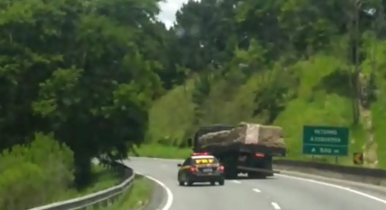 Caminhoneiro dirigiu por um longo trecho em zigue-zague e chegou a fechar a viatura da PRF | PRF-PR/Divulgação