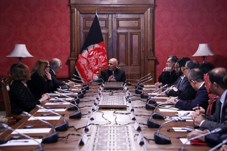 O presidente afegão, Ashraf Ghani (C), conversa com o representante especial dos EUA para a paz no país Zalmay Khalilzad durante uma reunião de gabinete no palácio presidencial em Cabul | Distribuição/Governo do Afeganistão/AFP