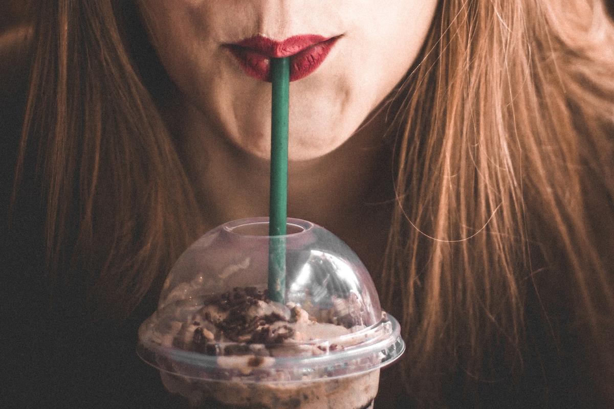 Em Santa Barbara, um comerciante pode ser multado em até US$ 1 mil e até preso por oferecer canudos plásticos aos clientes. | Reprodução/Lucas Vicente/Unsplash