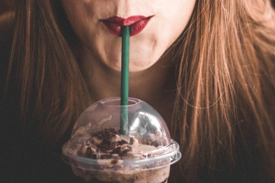 Em Santa Barbara, um comerciante pode ser multado em até US$ 1 mil e até preso por oferecer canudos plásticos aos clientes. | Reprodução/Lucas Vicente/Unsplash