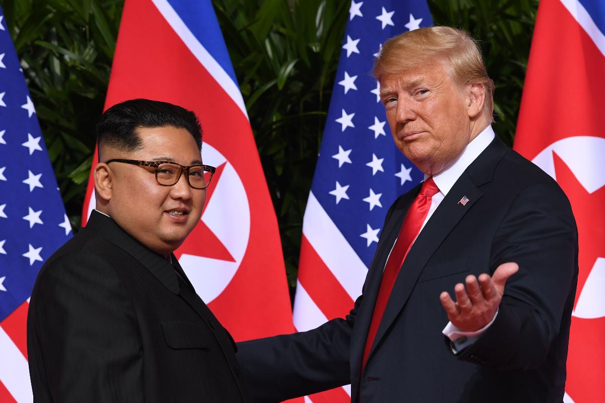 Kim Jong Un e Donald Trump se encontram em Cingapura, em 12 de junho de 2018 | SAUL LOEB / AFP