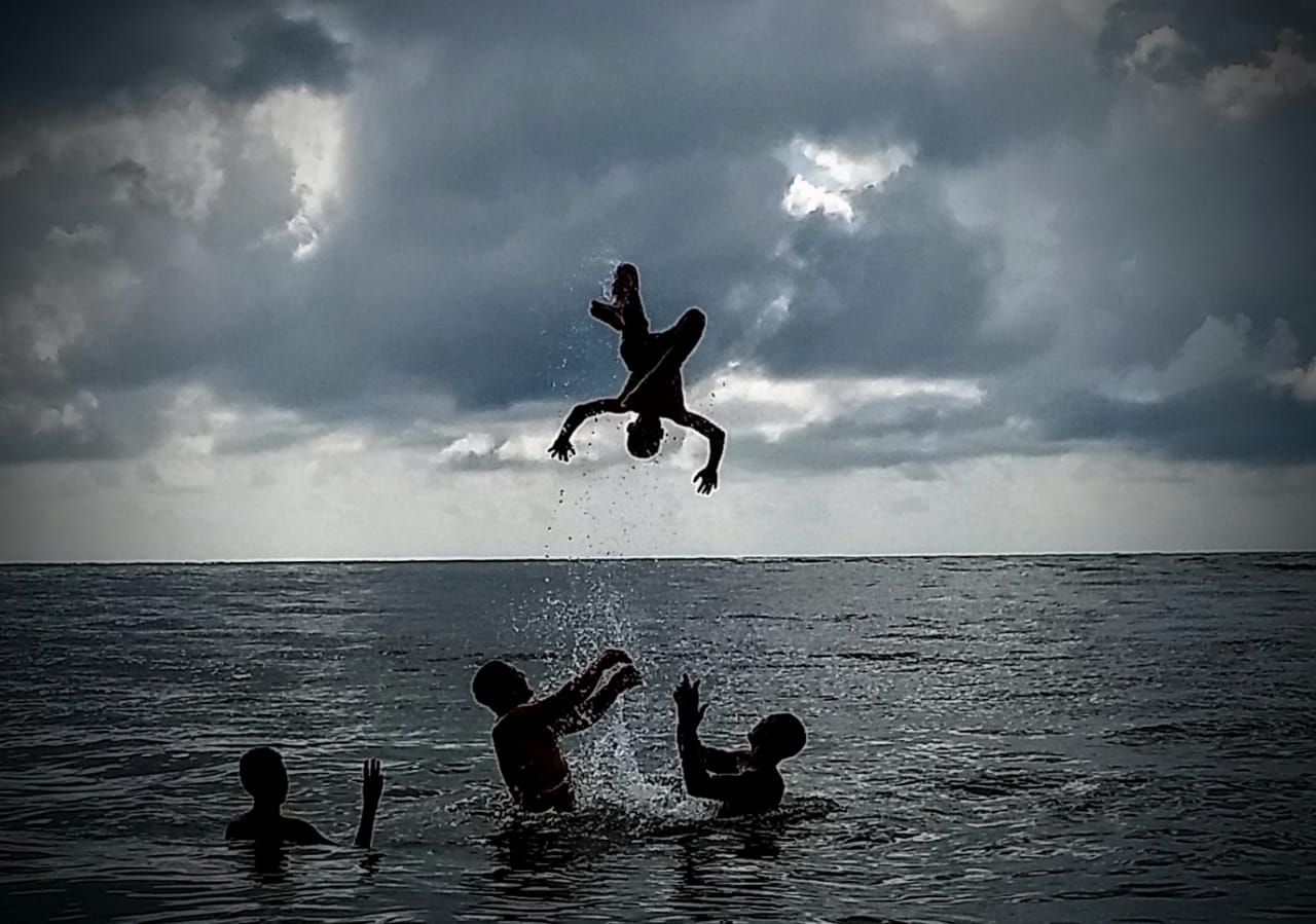 Amigos se divertem no mar logo cedo no primeiro dia de 2019 em Matinhos. | Albari Rosa / Gazeta do Povo/