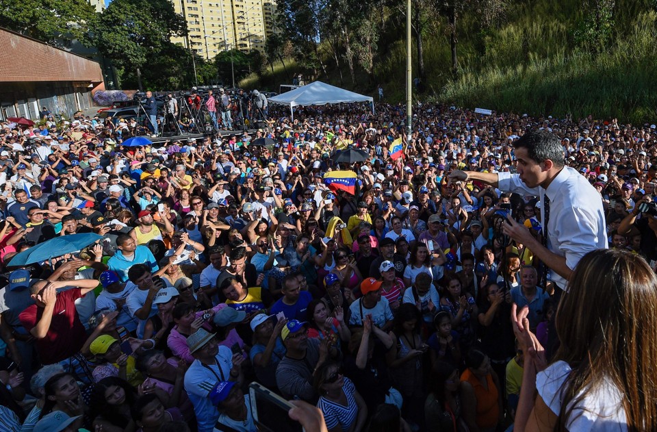 Manifestação em Caracas com a presença de Juan Guaidó, presidente do parlamento e um dos principais opositores de Maduro. | Federico Parra/AFP