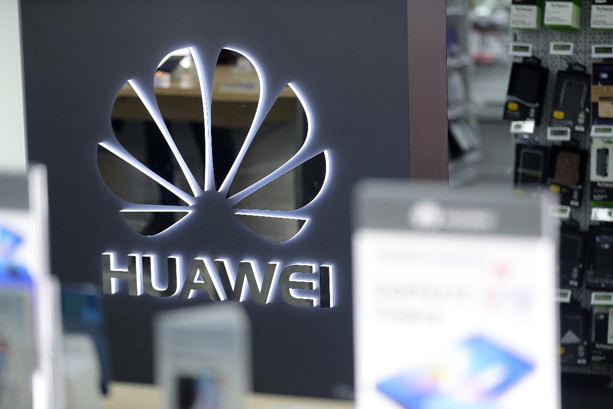 Huawei: seus celulares de ponta são vendidos no mundo ocidental a preços baixíssimos. Recentemente a empresa chinesa passou a ser acusada de utilizar a tecnologia dos smartphones para fazer espionagem | Krisztian Bocsi/Bloomberg