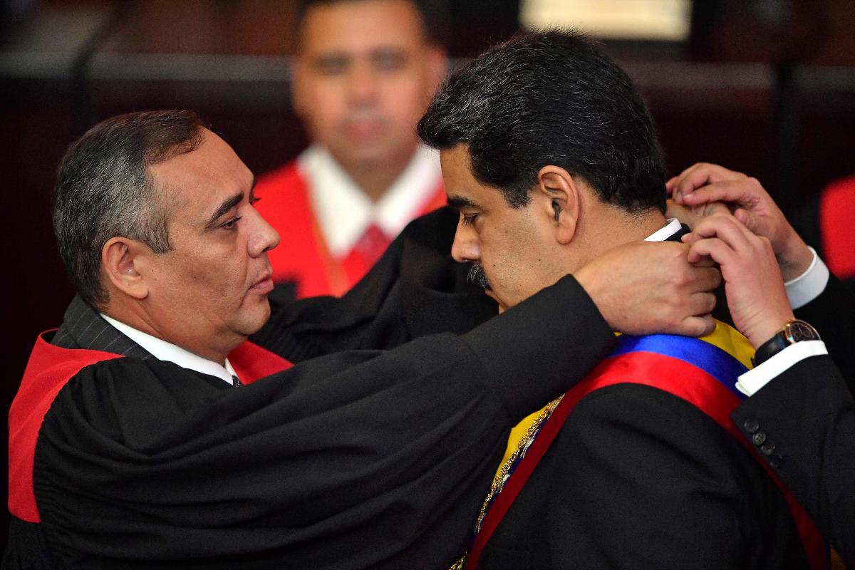 Nicolas Maduro é empossado pelo presidente do Supremo Tribunal de Justiça (TSJ) Maikel Moreno durante a cerimônia de posse de seu segundo mandato, na sede do TSJ em Caracas, em 10 de janeiro de 2019 | YURI CORTEZ/AFP