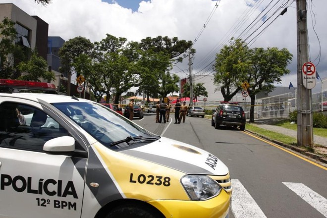 Tiroteio por volta das 11h30 desta segunda (21) na Rua Desembargador Hugo Simas, próximo à esquina com a Rua Teffé, no Bom Retiro | Cassiano Rosário/Gazeta do Povo