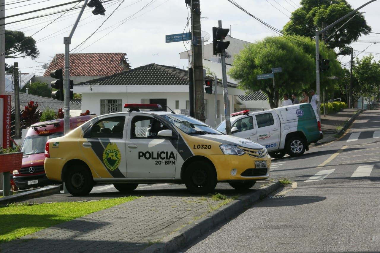 PM e Siate atenderam a ocorrência no Bairro Alto na manhã desta terça-feira. | Lineu Filho / Tribuna do Paraná/