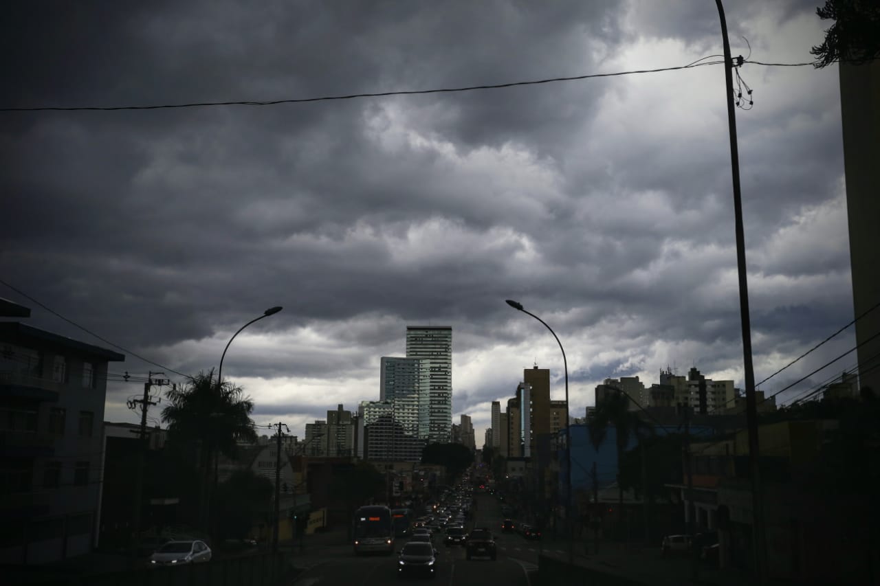 Nuvens carregada em Curitiba: capital deve ter mais um dia de calor e tempestades nesta quinta (17) | Albari Rosa/Gazeta do Povo