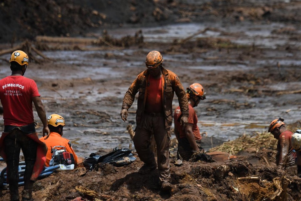 Trabalhadores de resgate buscam por vítimas da tragédia de Brumadinho | MAURO PIMENTEL/AFP
