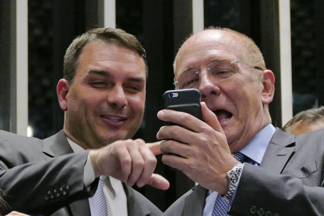 Flávio Bolsonaro ao lado do senador Paulo Bauer (PSDB-SC). | Roque de Sá/Agência Senado