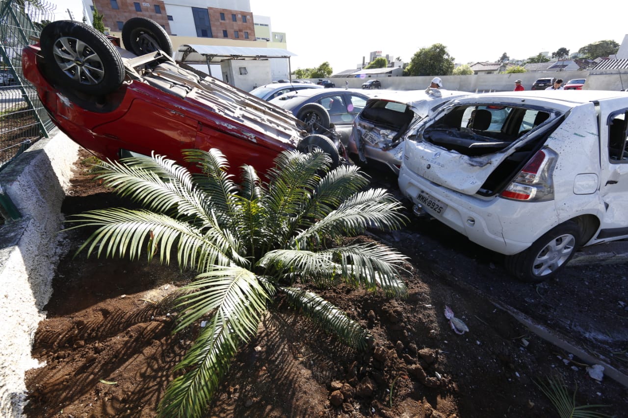 Motorista disse que tentou desviar de carro e bateu no meio fio antes de capotar | Aniele Nascimento/Gazeta do Povo