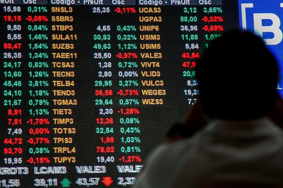 Investidor observa painel de ações na B3: papéis da Vale fecharam com leve alta nesta terça | MIGUEL SCHINCARIOL/AFP