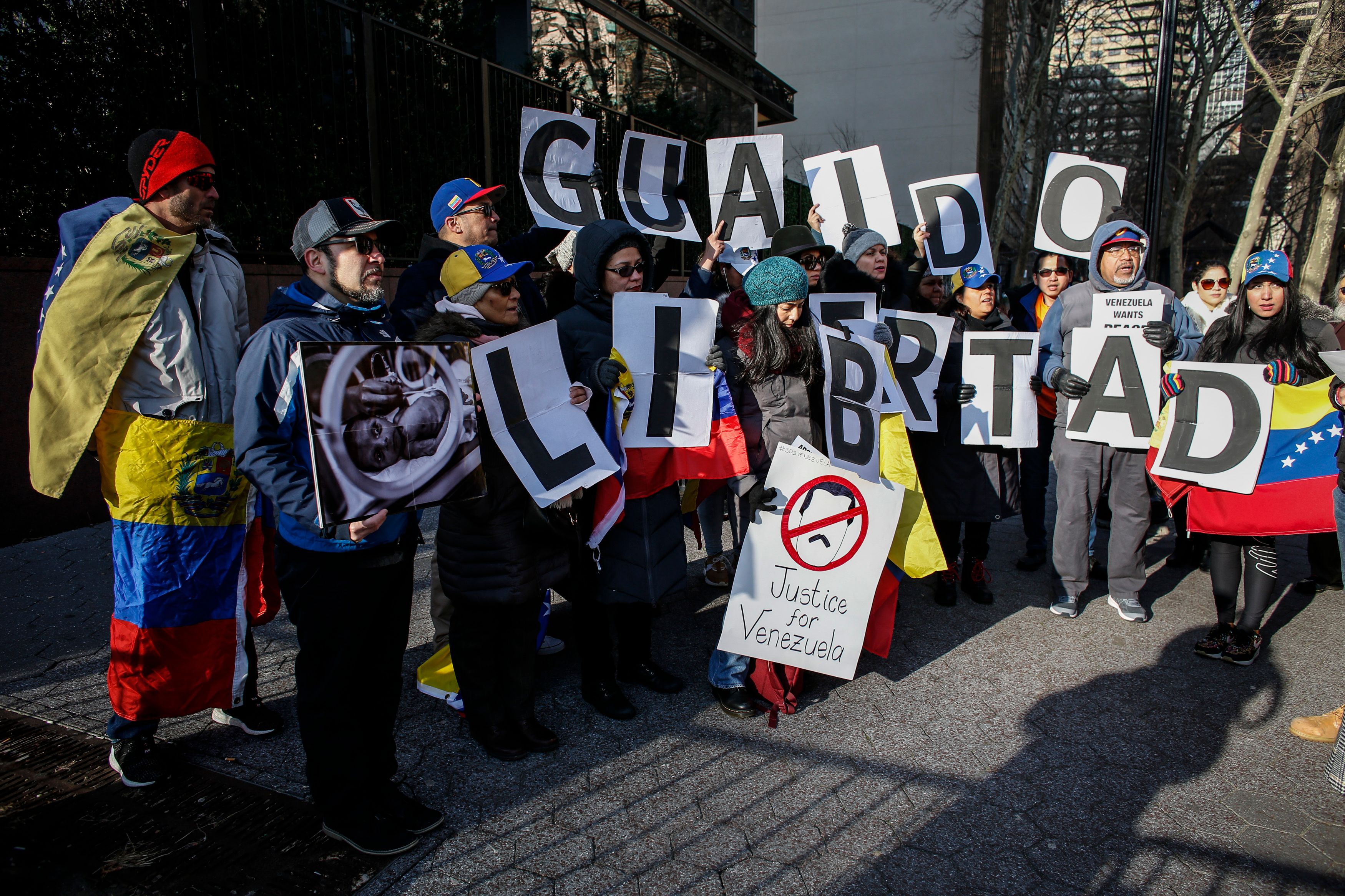 Venezuelanos protestaram em favor de Juan Guaidó e contra o ditador Nicolás Maduro diante do prédio das Nações Unidas, em Nova York, enquanto o Conselho de Segurança se reunia. | Kena Betancur/AFP