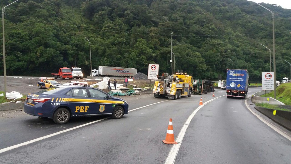 Acidente na BR-376 em direção ao Litoral de SC: trecho é um dos que mais tem acidentes no PR | PRF/Divulgação