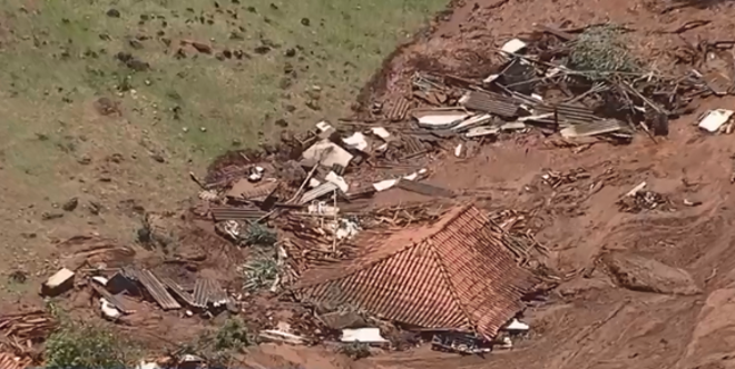 Casas inteiras da comunidade da Vila Ferteco foram encobertas pela lama da barragem que se rompeu. | Reprodução/TV Globo