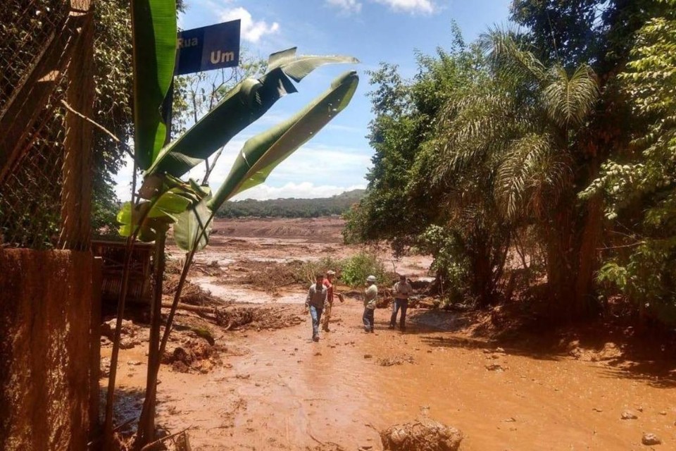 Até o fim da manhã desta segunda-feira (28), foram confirmadas 60 mortes na tragédia. | Corpo de Bombeiros MG/Divulgação