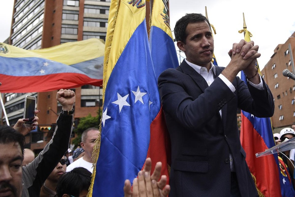 Juan Guaidó, que se declarou presidente interino da Venezuela, durante manifestação em 23 de janeiro | Carlos Becerra / Bloomberg