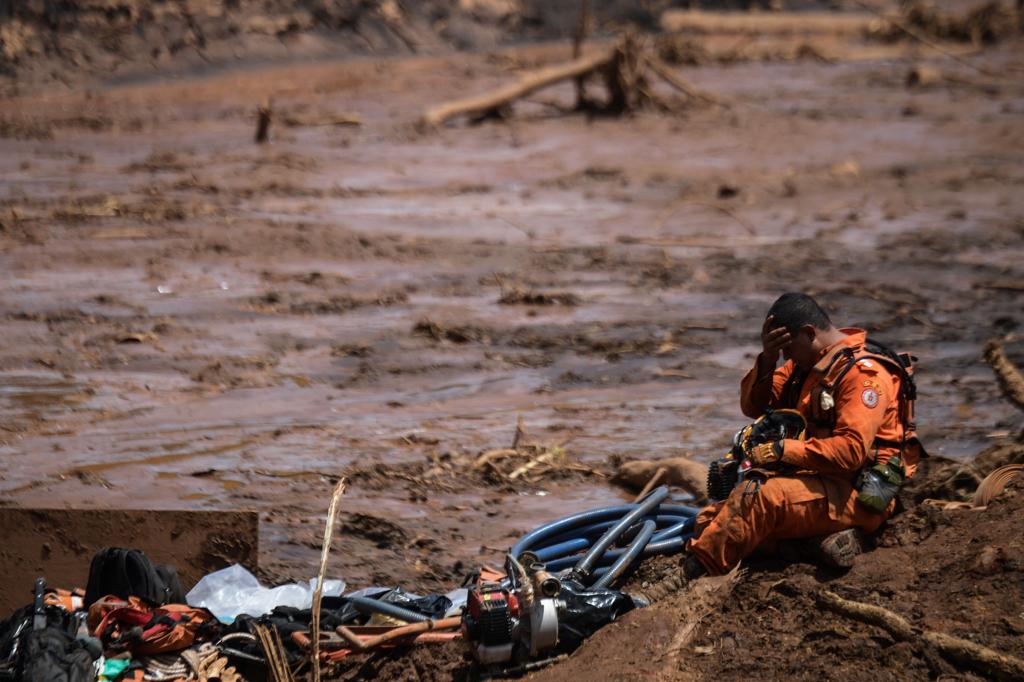 Bombeiro durante os trabalhos de resgate em brumadinho (MG). | MAURO PIMENTEL/AFP