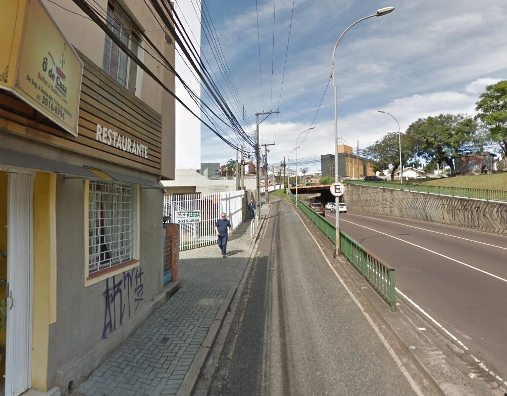 Via acesso à João Gualberto a partir da Comendador Fontana. | Reprodução Google Street View/