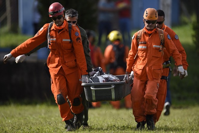 11 mortes foram confirmadas até as 16 horas de sábado, mas ainda há quase 300 desaparecidos. | Douglas Magno/AFP