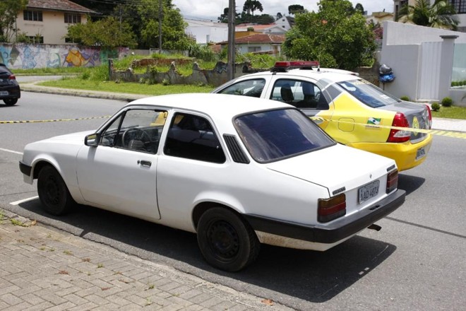Chevette foi abandonado na Rua Dom Alberto Gonçalves, nas Mercês, a menos de 1 km do local dos disparos | Cassiano Rosário/Gazeta do Povo