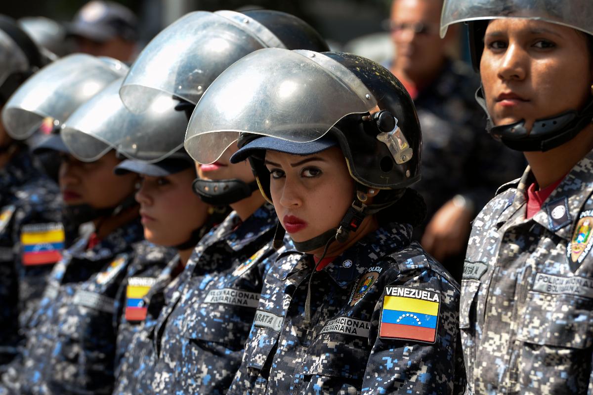 Membros da Polícia Nacional Bolivariana guardam um hospital infantil durante protesto em Caracas nesta quarta-feira | FEDERICO PARRA / AFP