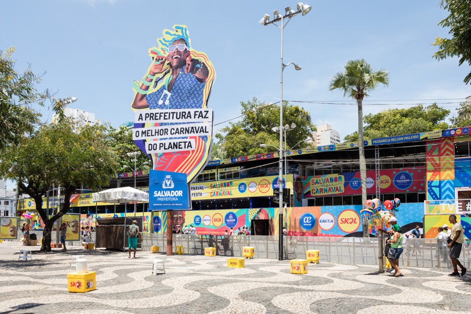 Carnaval em Salvador com logos de fabricantes de cerveja entre patrocinadores. | Fábio Marconi/Divulgação Prefeitura de Salvador