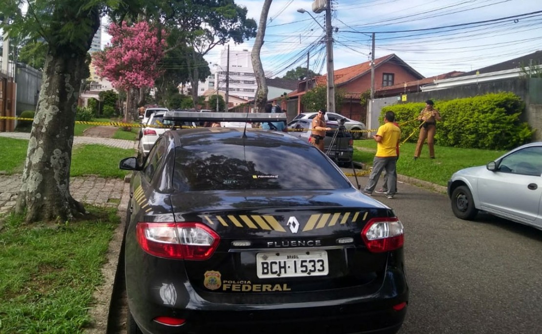 Agentes da Polícia Federal foram ao bairro Mercês acompanhar a ocorrência com uma colega de trabalho. | Gerson Klaina / Tribuna do Paraná/