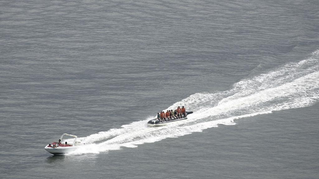 Segundo os bombeiros, passageiros estavam com colete, mas precisaram ser resgatados por guarda-vidas | Antônio More/Gazeta do Povo/Arquivo