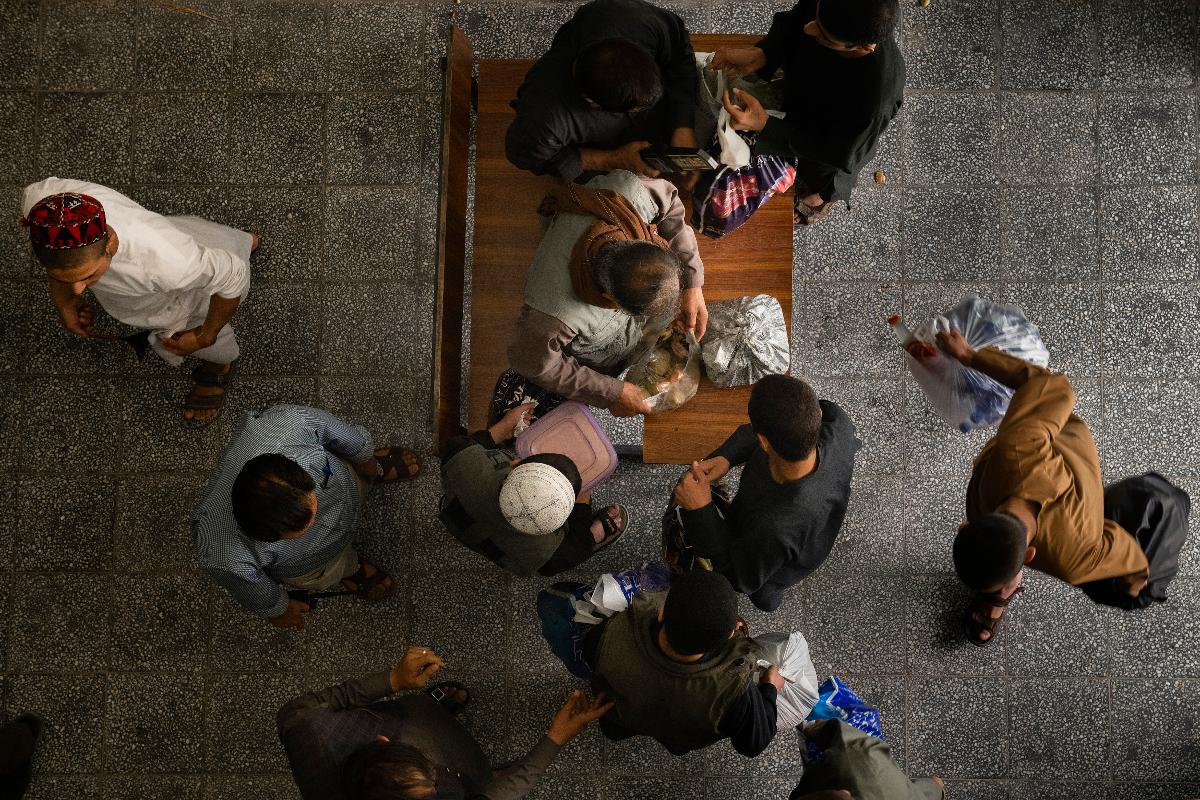 Jovens são revistados no centro de detenção juvenil de Badam Bagh, em Cabul, Afeganistão, depois de visitarem suas famílias, em 8 de agosto de 2018. Crianças afegãs de até oito anos foram presas após serem pegas preparando ataques suicidas. As autoridades se preocupam com o que fazer quando crescerem. | KIANA HAYERI/NYT