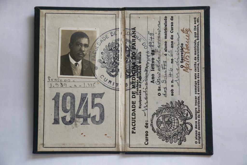Carteira de estudante de Oswaldo Ferreira dos Santos, segundo médico negro a se formar no Paraná | Aniele Nascimento/Gazeta do Povo