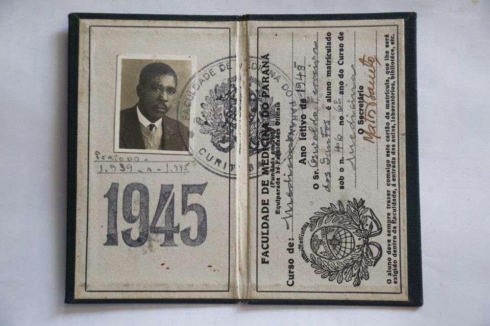 Carteira de estudante de Oswaldo Ferreira dos Santos, segundo médico negro a se formar no Paraná | Aniele Nascimento/Gazeta do Povo
