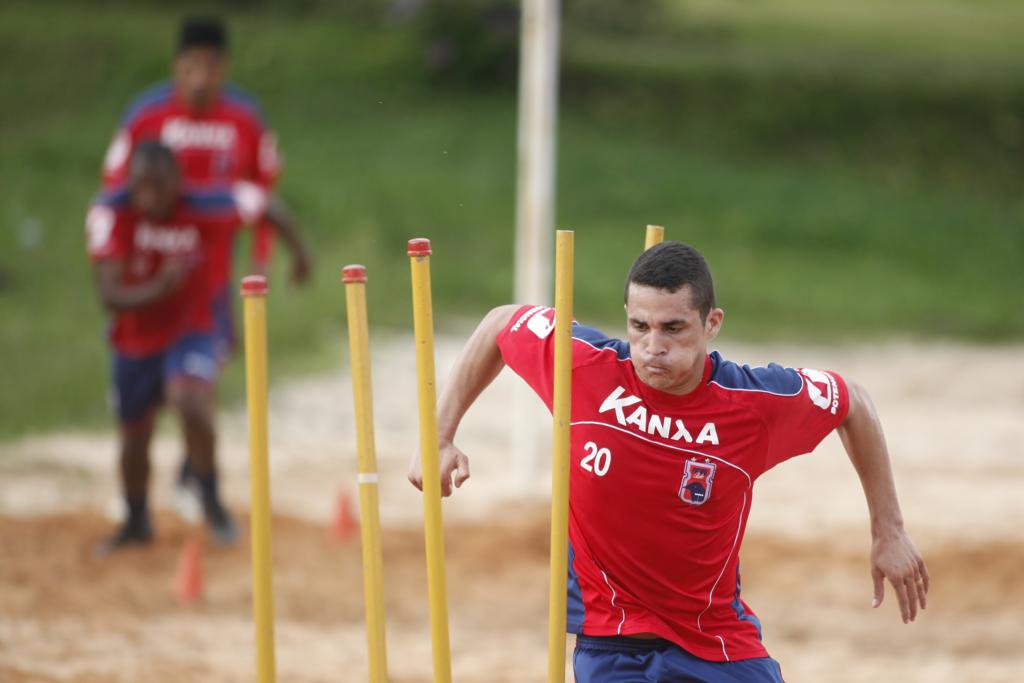 Elyeser em treinamento no Paraná Clube em 2014: volante está na mira do Coritba para 2019 | ALLAN COSTA PINTO/ALLAN COSTA PINTO
