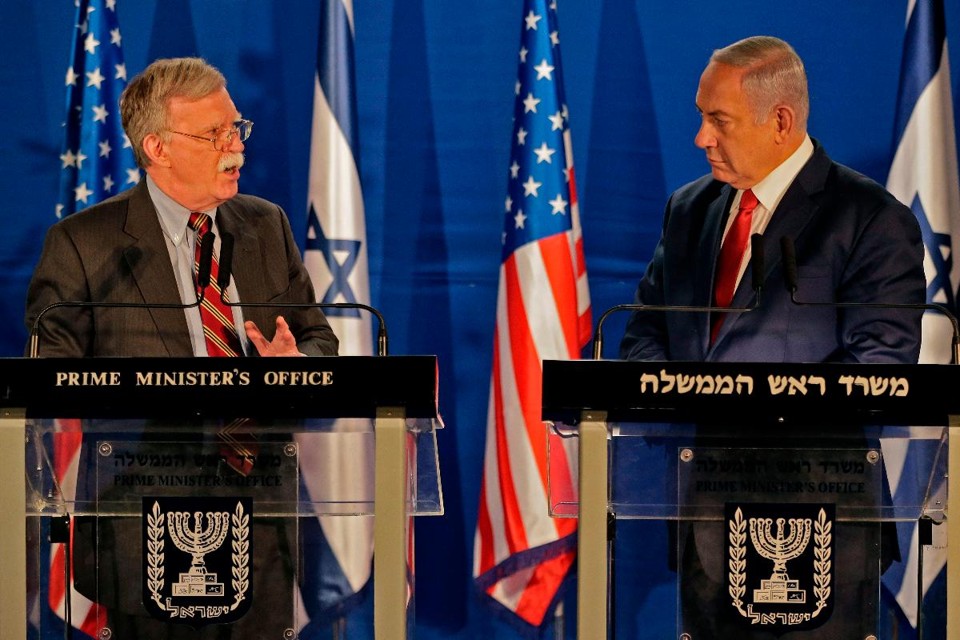 Em visita a Israel, John Bolton (E) disse que certos objetivos devem ser alcançados antes que uma retirada ocorra. Ao seu lado, o primeiro-ministro de Israel, Benjamin Netanyahu | ODED BALILTY/AFP