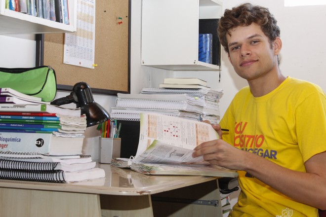 Renan Santos Viana, filho de porteiro e diarista, calouro de Medicina na UFPR. | Cassiano Rosario/Gazeta do Povo