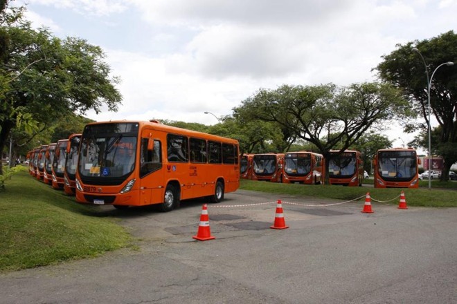 Novos ônibus que a prefeitura de Curitiba entrega no Parque Barigui nesta quinta-feira. | Cassiano Rosario / Gazeta do Povo