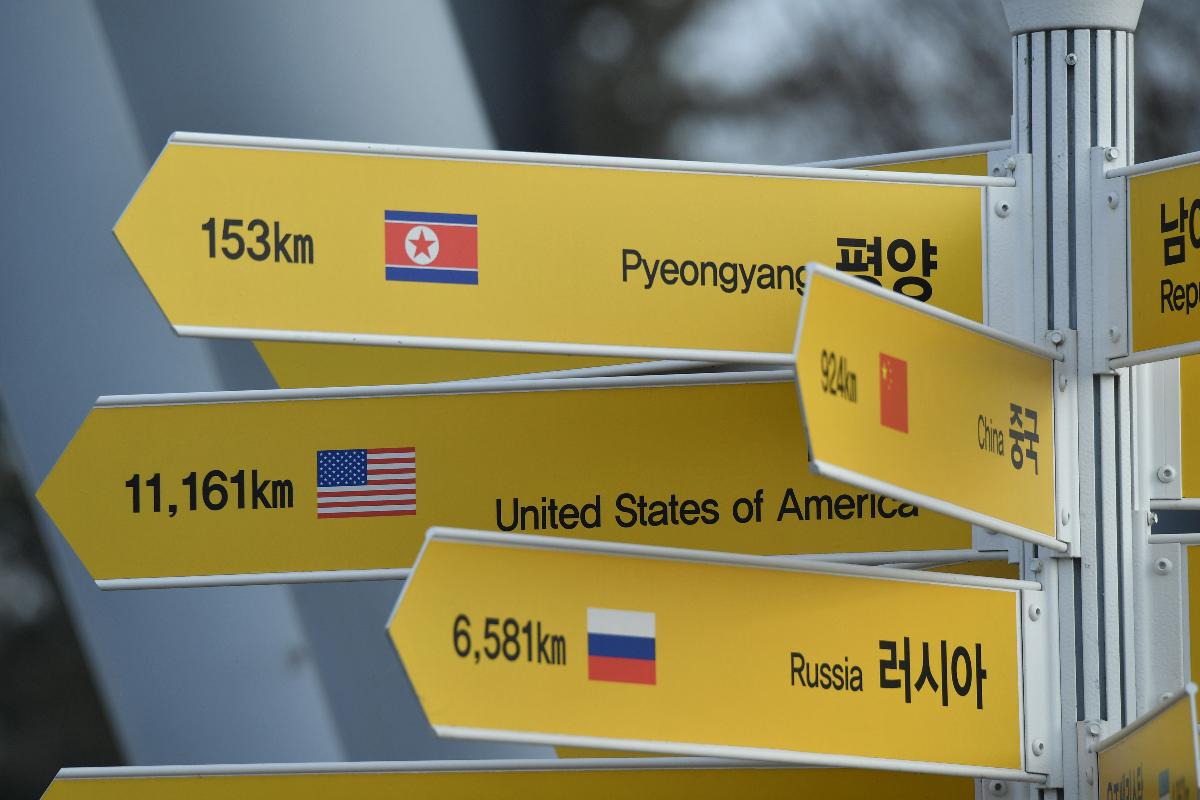 Placas perto da Zona Desmilitarizada (DMZ), que divide Coreia do Sul e Coreia do Norte, mostram a distância até Pyongyang (capital do Norte), Rússia e EUA | JUNG YEON-JE/AFP