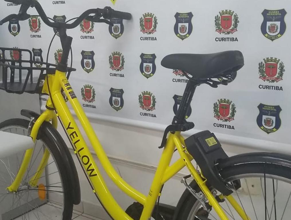 Uma das bicicletas compartilhadas apreendidas pela Guarda Municipal nas mãos de um ladrão. | Guarda Municipal/Divulgação